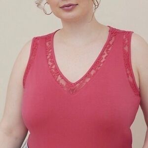 Classic Fit Feather Soft Slub Lace Trim V-neck Tee